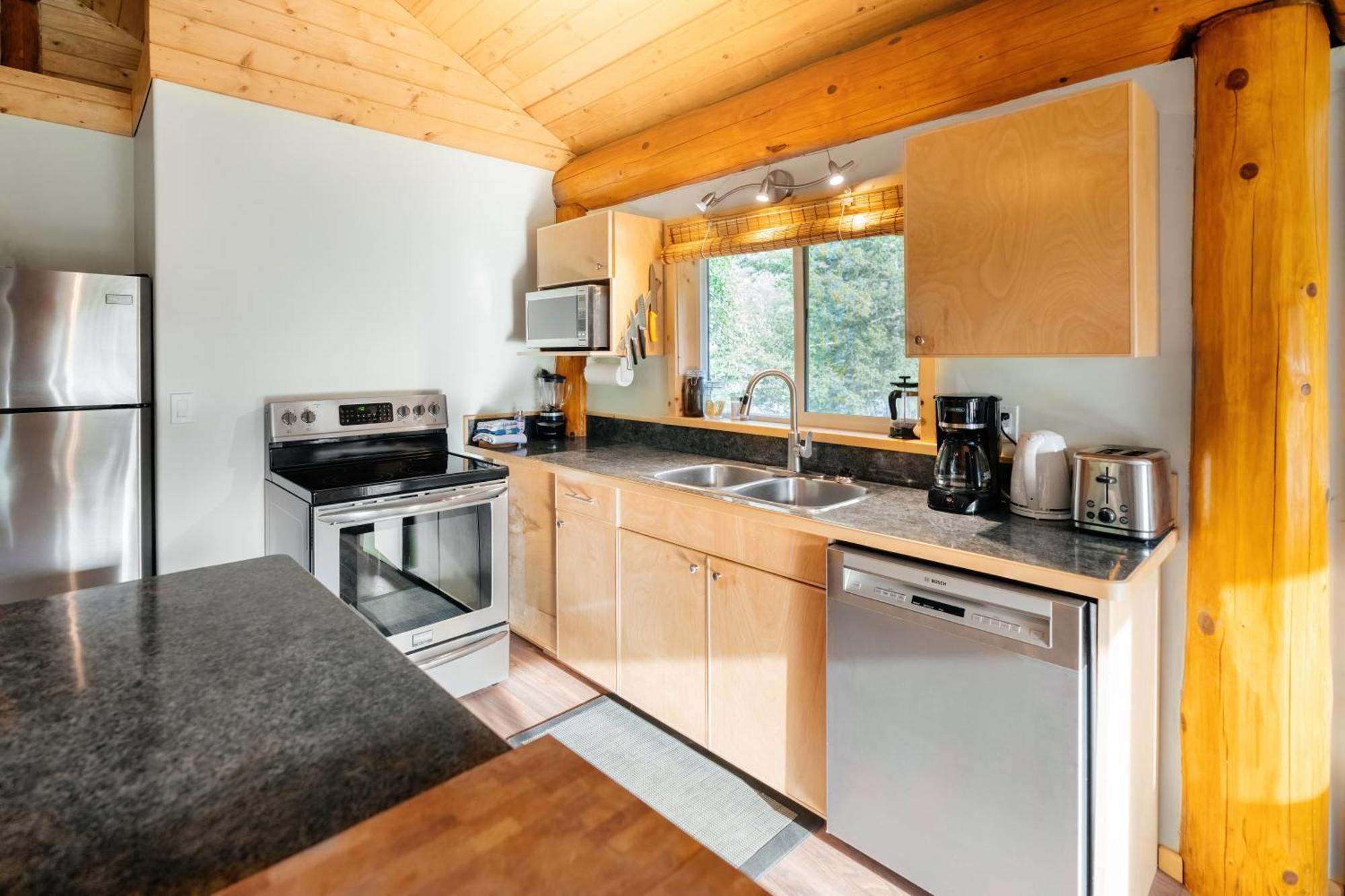 Bella Coola Grizzly Tours And Resort Hagensborg Екстериор снимка