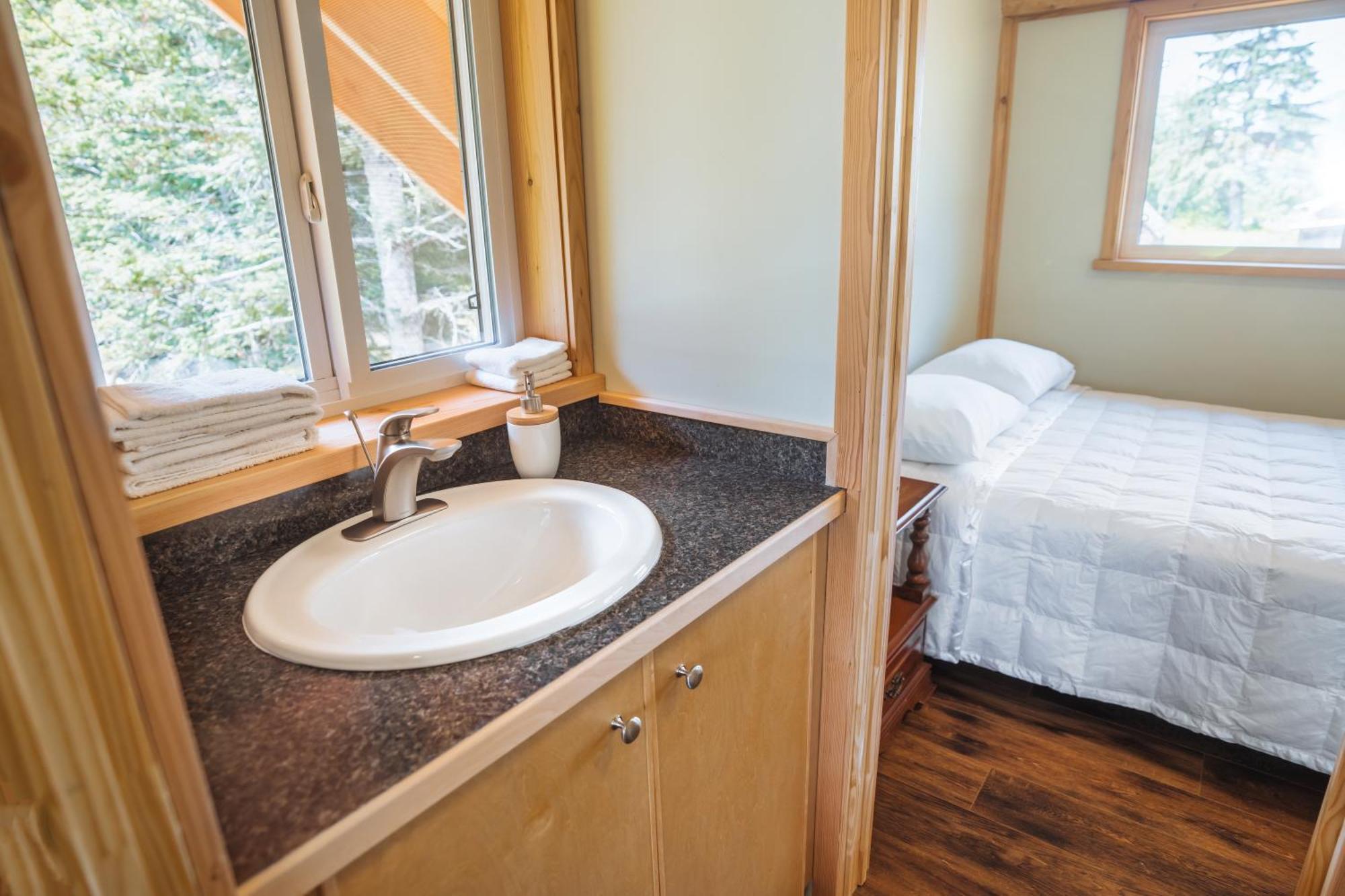 Bella Coola Grizzly Tours And Resort Hagensborg Екстериор снимка