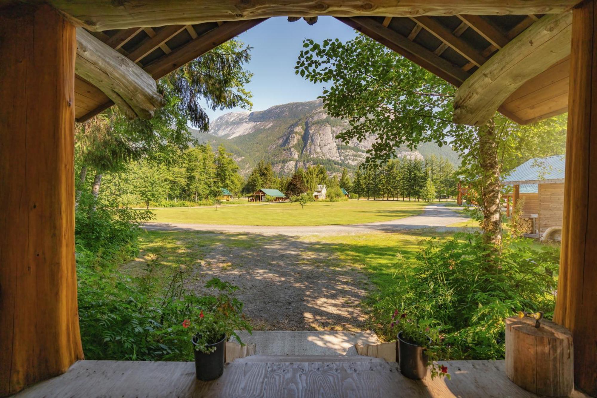 Bella Coola Grizzly Tours And Resort Hagensborg Екстериор снимка