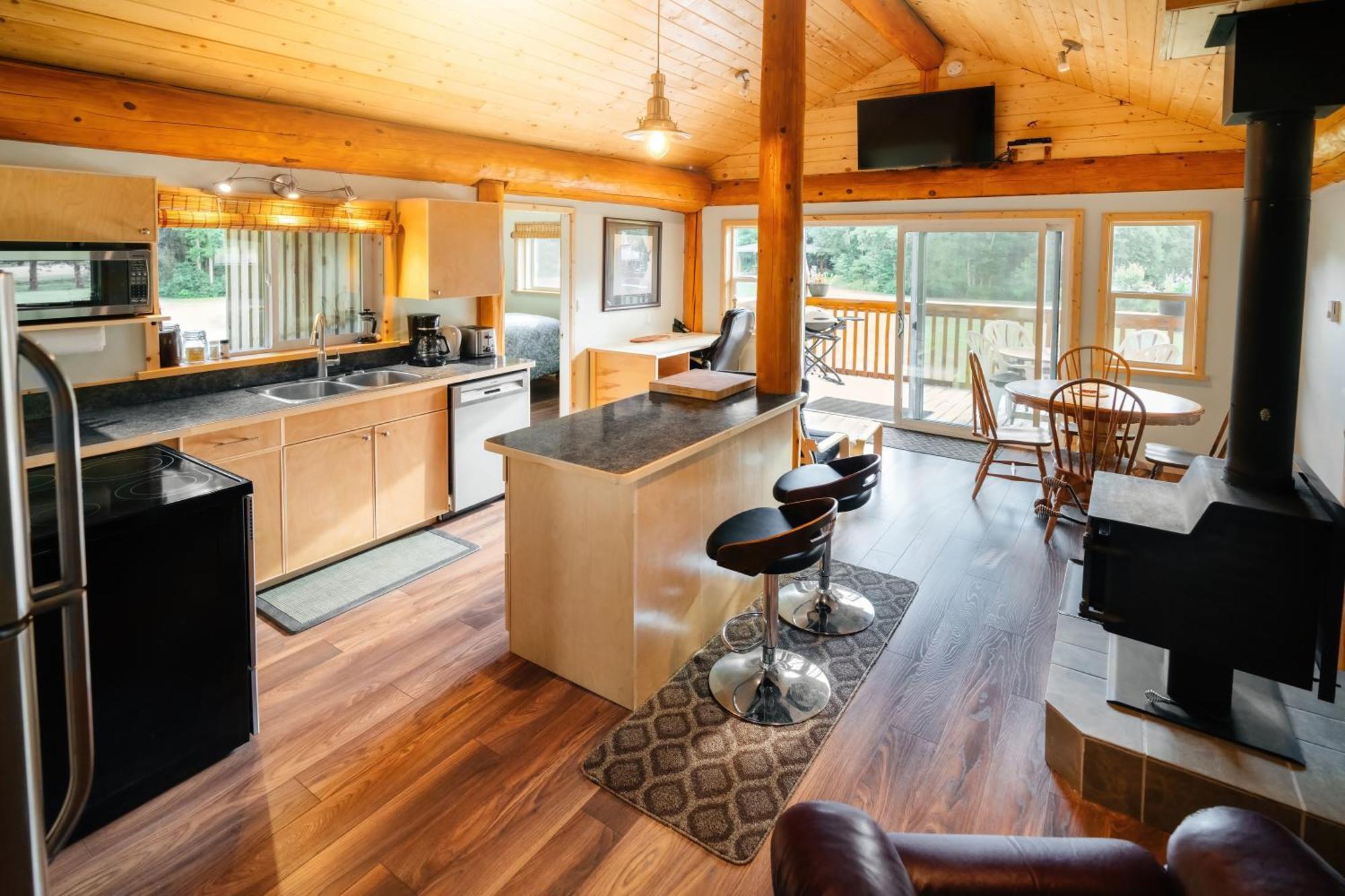 Bella Coola Grizzly Tours And Resort Hagensborg Екстериор снимка
